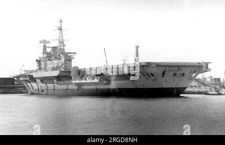 Royal Navy - HMS Warrior R31, un porte-avions léger de classe Colossus, en mars 1946. (Warrior a été prêté à la Marine royale canadienne de 1946 à 1948 en tant que NCSM Warrior. Warrior est retourné dans la Royal Navy en 1948 et entre en service avec les Britanniques. Pendant son service dans la Royal Navy, le Warrior a été modernisé à deux reprises, y compris l'installation d'un poste d'envol incliné en 1956. En 1948-1949, le navire a été utilisé dans des expériences d'atterrissage d'avions et équipé d'un pont d'envol en caoutchouc et, en 1957, a été utilisé comme navire de quartier général lors d'essais nucléaires sur l'île Christmas. En 1958, le navire en était ainsi Banque D'Images