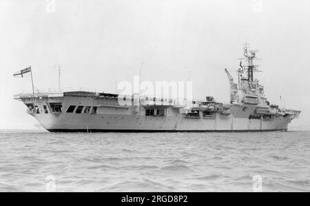 Royal Navy - HMS Warrior R31, un porte-avions léger de classe Colossus, en septembre 1956. (Warrior a été prêté à la Marine royale canadienne de 1946 à 1948 en tant que NCSM Warrior. Warrior est retourné dans la Royal Navy en 1948 et entre en service avec les Britanniques. Pendant son service dans la Royal Navy, le Warrior a été modernisé à deux reprises, y compris l'installation d'un poste d'envol incliné en 1956. En 1948-1949, le navire a été utilisé dans des expériences d'atterrissage d'avions et équipé d'un pont d'envol en caoutchouc et, en 1957, a été utilisé comme navire de quartier général lors d'essais nucléaires sur l'île Christmas. En 1958, le navire wa Banque D'Images