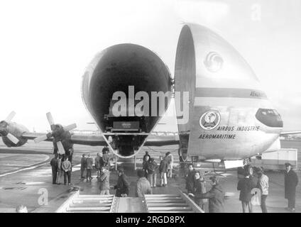 Aero Spacelines B-377-SGT Super GuppY turbine, exploité par Airbus Industrie, en préparation pour décharger sa charge de sections de fuselage bac/aérospatiale Concorde. Banque D'Images