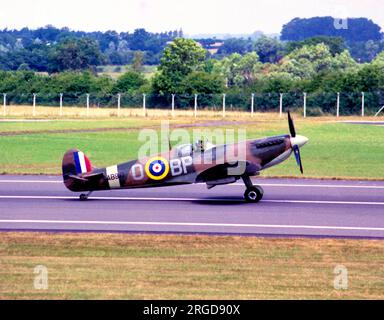 Royal Air Force - Supermarine Spitfire LF Mk.Vb AB910 (msn CBAF.1061), du vol commémoratif de la bataille d'Angleterre. Banque D'Images