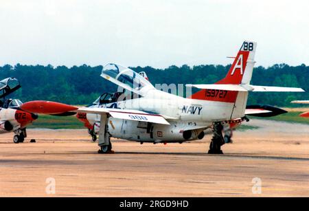 United States Navy - North American Rockwell T-2C Buckeye 159727 (msn), of VT-19. Banque D'Images
