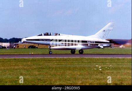 North American F-100F-10-NA Super Sabre N417FS (MSN 243-118, ex 63842, ex 56-3842, ex N32511), de Tracor Flight Systems, de Wittmundhafen AB en Allemagne. Banque D'Images