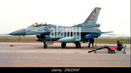 Türk Hava Kuvvvvvvvvvvvetleri - General Dynamics F-16C Block 40D Fighting Falcon 69-0038 (msn 4R-56), of 162 Filo, à la base aérienne de Villafranca le 1 avril 1998. (Türk Hava Kuvvvvvvvvvetleri - Turkish Air Force). Banque D'Images