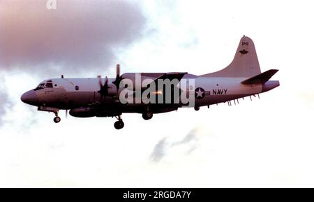 United States Navy - EP-3E Aries II 156511 / PR-32 (MSN 285a 5505), une plate-forme de collecte électronique de renseignements (ELINT) utilisée pour recueillir des renseignements orientés vers la marine cet avion est entré en collision avec le PLA Shenyang F-8-II ser no 81192 le 1 avril 2001 et a atterri d'urgence à la base aérienne de Lingshui, île de Hainan, en Chine. Le F-8-II s'écrase, tuant le pilote. 24 membres d'équipage détenus jusqu'à leur libération le 11 avril. Le 156511 a été retourné à l'intérieur d'un an-124 en août 2001 et reconstruit par Lockheed Martin, en utilisant des pièces de NP-3D 150525 et les ailes du P-3B 153453. Premier vol après reconstruction le 15 novembre 2002. Banque D'Images