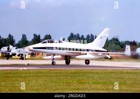 North American F-100F-10-NA Super Sabre N417FS (MSN 243-118, ex 63842, ex 56-3842, ex N32511), de Tracor Flight Systems, de Wittmundhafen AB en Allemagne. Banque D'Images