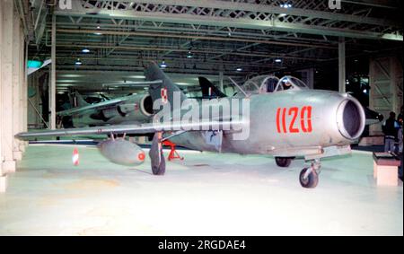 PZL-Mielec Lim-2 1120 (msn 1B-01120), exposé au Royal Air Force Museum Hendon. Banque D'Images