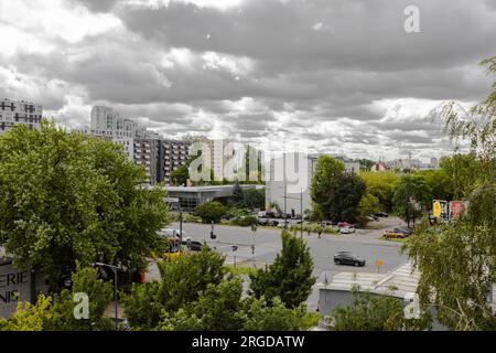 Varsovie, drone, vue oiseau, aérien, ville, urbain, rue, bâtiment, toit, ciel, nuages, heure d'été, vert, heureux, soleil, nuage, forêt, champ, industriel, Banque D'Images