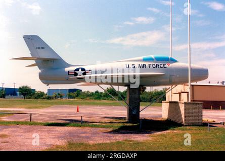 Republic F-84F-35-RE Thundertreak 52-6455, monté sur un poteau au poste 490 de la Légion américaine à Houston, Texas. Banque D'Images