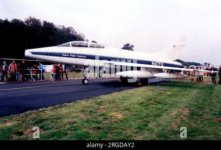 North American F-100F-10-NA Super Sabre N417FS (MSN 243-118, ex 63842, ex 56-3842, ex N32511), de Tracor Flight Systems, de Wittmundhafen AB en Allemagne. Banque D'Images