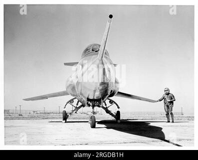 United States Air Force - Lockheed YF-104a Starfighter 55-2956 (MSN 183-1002), le numéro 2 YF-104 vu avec un pilote en pression partielle suite à son dévoilement à Palmdale, CA., le 17 avril 1956. (Les carénages au-dessus des prises d'air et des cônes amortisseurs ont été installés pour empêcher les parties intéressées (Union soviétique) de déterminer la performance à partir de la géométrie d'admission). Banque D'Images