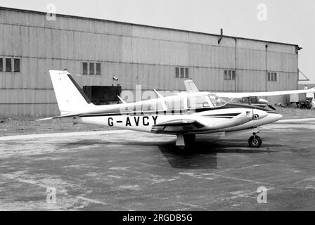 Piper PA-30 Twin Comanche G-AVCY (msn 30-1367), à l'aéroport Blackpool-Squires Gate en juillet 1972. Banque D'Images