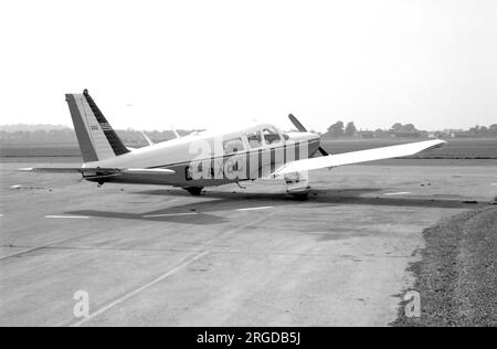 Piper PA-32-300 Cherokee six B G-AXBC (msn 32-40685). Banque D'Images