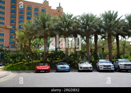 DUBAÏ, Émirats arabes Unis - SEPTEMBRE 11 : l'hôtel Atlantis The Palm et les limousines. Il est situé sur l'île artificielle Palm Jumeirah le 11 septembre 2013 à Dubaï, Banque D'Images