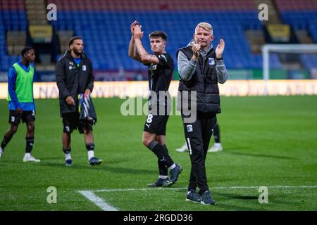 Le Manager de Barrow, Pete Wild, applaudit les supporters lors de la première ronde nord de la Carabao Cup entre Bolton Wanderers et Barrow au Toughsheet Community Stadium, Bolton, le mardi 8 août 2023. (Photo : Mike Morese | MI News) crédit : MI News & Sport / Alamy Live News Banque D'Images