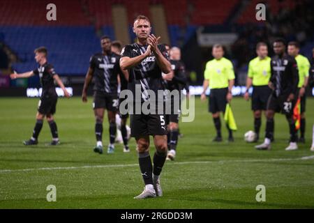 George Ray #5 de Barrow AFC applaudit les supporters lors de la première ronde nord de la Carabao Cup entre Bolton Wanderers et Barrow au Toughsheet Community Stadium, Bolton, le mardi 8 août 2023. (Photo : Mike Morese | MI News) crédit : MI News & Sport / Alamy Live News Banque D'Images