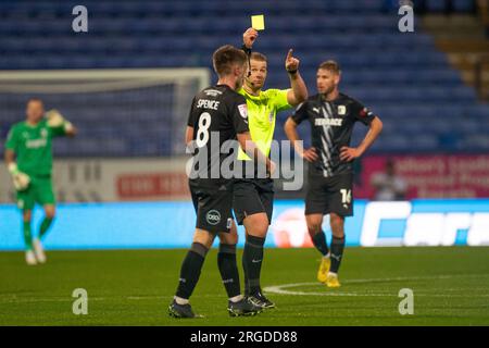 L'arbitre Anthony Backhouse remet un carton jaune à Jack Iredale #3 des Bolton Wanderers lors du premier tour nord de la Carabao Cup entre Bolton Wanderers et Barrow au Toughsheet Community Stadium, Bolton le mardi 8 août 2023. (Photo : Mike Morese | MI News) crédit : MI News & Sport / Alamy Live News Banque D'Images
