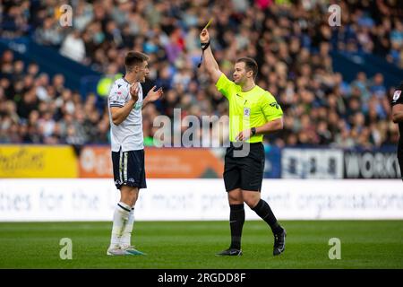 L'arbitre Anthony Backhouse remet un carton jaune à George Thomason #4 de Bolton Wanderers lors du premier tour nord de la Carabao Cup entre Bolton Wanderers et Barrow au Toughsheet Community Stadium, Bolton le mardi 8 août 2023. (Photo : Mike Morese | MI News) crédit : MI News & Sport / Alamy Live News Banque D'Images