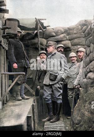 Jean-Jacques Waltz (23 février 1873, Colmar - 10 juin 1951), également connu sous le nom de 'Oncle Hansi', ou simplement 'Hansi' ('le petit Jean') artiste français d'origine alsacienne photographié dans une tranchée française en 1915. Il était un militant pro-français convaincu, et est célèbre pour ses dessins mignons, dont certains contiennent des critiques sévères des Allemands de l'époque. Il fut également un héros français de la 1e et de la 2e Guerre mondiale. Au début de la guerre, il est emprisonné pour ses caricatures de soldats et de policiers allemands. Banque D'Images