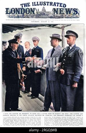 Le Premier ministre Winston Churchill (1874 - 1965) serre la main du président Franklin D. Roosevelt (1882 - 1945) des États-Unis à bord du HMS Prince of Wales. Banque D'Images