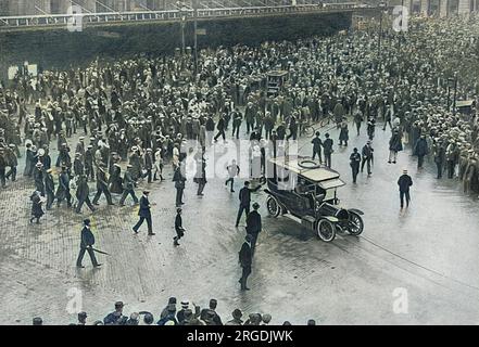 La Grande-Bretagne déclara la guerre à l'Autriche à minuit le 12 août 1914 et le matin du 14 août, le général John French (1852 - 1925), commandant en chef du corps expéditionnaire britannique, arriva à Paris et fut accueilli avec enthousiasme par la foule. Le 17 août, il se rendit en voiture à moteur au quartier général au front. Banque D'Images