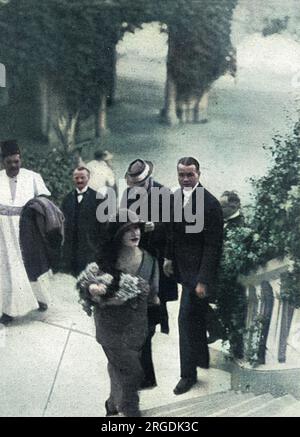 Lord Carnarvon est arrivé à Louxor du Caire le 29 janvier 1923 pour l'ouverture de la chambre intérieure scellée sur la tombe du roi Toutankhamon. Le gouverneur de la province de Kena a offert à Lady Evelyn Herbert un grand bouquet de fleurs. Banque D'Images