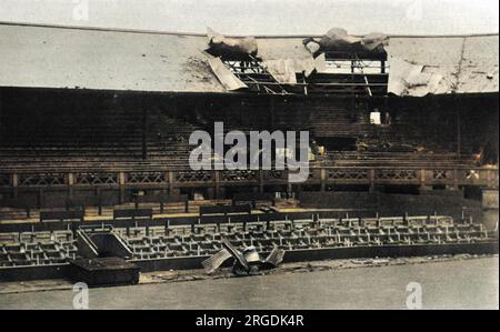 Dégâts causés aux tribunes de Wimbledon après un raid aérien de bombardiers allemands. Banque D'Images