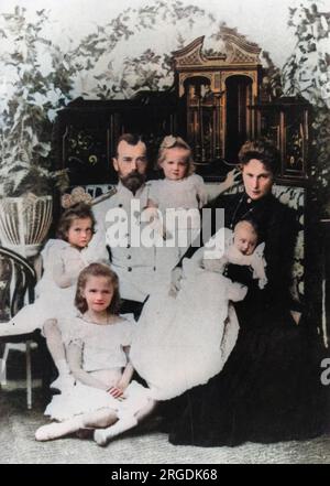 Tsar Nicolas II (1868 - 1918) et son épouse, Tsaritsa Alexandra Feodorovna, anciennement Princesse Alix de Hesse-Darmstadt (1872 - 1918) et leurs quatre enfants aînés, les grandes princesses Olga, Tatiana, Marie et Anastasie. Banque D'Images