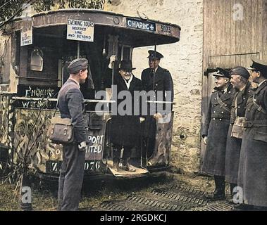 Sir Kingsley Wood (1881 - 1943), secrétaire d'État à l'Air photographié lors d'une visite de la R.A.F. en France, le premier ministre britannique de la Défense à visiter les forces britanniques outre-mer en 1939. Il est vu devant un bus qui a été converti pour un usage de bureau et est orné de slogans humoristiques et de signes. Derrière lui se trouve le Air Vice-Marshal Peirse ; sur la droite se trouvent le Air Vice-Marshal P.H.L. Playfair, Air Officer commandant la RAF en France et des officiers d'état-major WO - Group-Captain A. H. Wann et Air-Commodore J. C. Quinnell. Banque D'Images