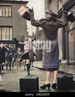 Une petite fille, évacuée dans un village du Sussex, court avec joie vers sa mère, qui est venue rendre visite à sa fille lors d'un voyage en autocar depuis Peckham, dans le sud-est de Londres. Banque D'Images