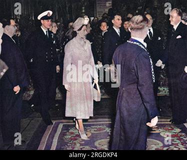 La princesse Elizabeth et le prince Philippe, duc d'Édimbourg, à l'hippodrome de Longchamp lors de leur visite à Paris en mai 1948 Banque D'Images