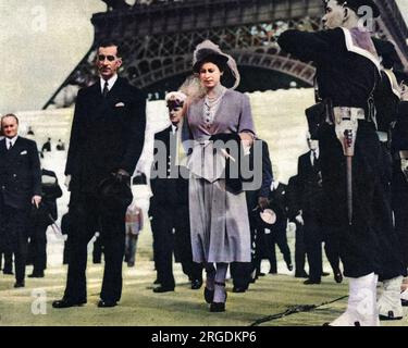 Lors d'une visite à Paris, la princesse Elizabeth et le prince Philippe, duc d'Édimbourg à la tour Eiffel, s'apprêtent à remonter la Seine. Aux côtés de la Princesse se trouve Pierre de Gaulle, maire de Paris et frère de Charles. Banque D'Images