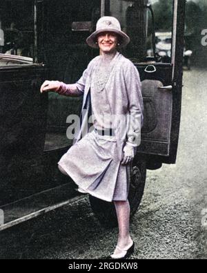 Gabrielle (Coco) Chanel (1883 - 1971), créatrice de mode française emblématique, photographiée près de sa voiture à Biarritz à la mode. Banque D'Images