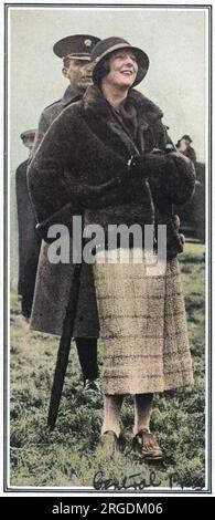 Lady Idina Gordon, née Sackville, sœur de Lord de la Warr, photographiée au point-à-point des gardes sur une ligne à Lordland's Farm, Hawthorn Hill. Cinq fois mariée, Idina gagna en notoriété dans le cadre du décor de Happy Valley quand elle déménagea au Kenya en 1924 avec son troisième mari, Josslyn Hay, comte d'Errol. Avec ses mariages en série et sa réputation de décadence débauchée, elle a inspiré le personnage de The Bolter dans les romans de Nancy Mitford, The Pursuit of Love and Love in a Cold Climate, Vile Bodies d'Evelyn Waugh et le personnage d'Iris Storm dans le chapeau vert de Michael Arlen. Banque D'Images