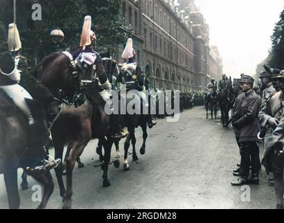 Le maréchal Foch et le général Maxime Weygand, ainsi que d'autres commandants et soldats français, regardent la cavalerie de la maison passer le long du Mall à Londres dans le cadre des célébrations de la Journée de la paix du défilé de la victoire, le 19 juillet 1919. Banque D'Images