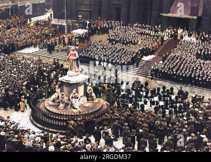 Un service d'action de grâce en plein air à la cathédrale St Paul de Londres, à la fin de la première Guerre mondiale. Les foules se regroupent autour de la statue de la reine Victoria. Banque D'Images