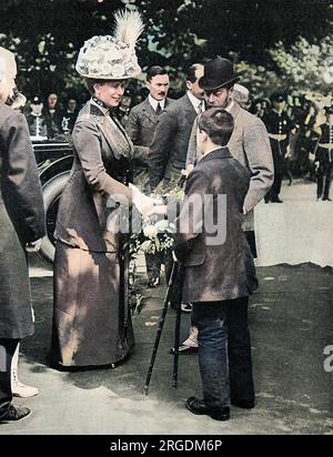 Le roi George V et la reine Mary photographiés lors d'une visite dans le Yorkshire en juillet 1912, serrant la main d'Ambrose John Rowe, lors d'une revue de 8000 enfants à Clifton Park, Rotherham, South Yorkshire. Banque D'Images