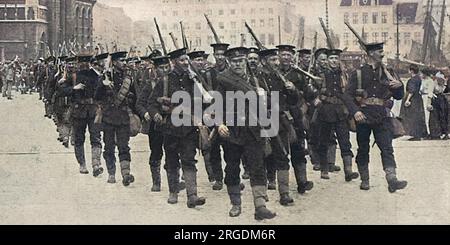 Une Brigade de Royal Marines marche à Ostende, en Belgique, accueillie par les résidents locaux. La brigade est composée de bataillons de chacune des divisions de la Royal Marine, Portsmouth, Plymouth et Chatham. Leur séjour à Ostende a été bref, étant retiré au bout de quatre jours. Banque D'Images