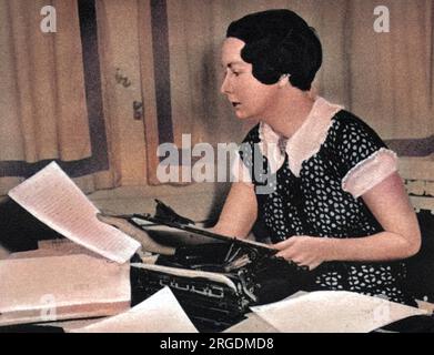 Margaret Mitchell (1900-1949), auteure américaine mieux connue pour "Gone with the Wind", photographiée dur au travail à sa machine à écrire. Banque D'Images