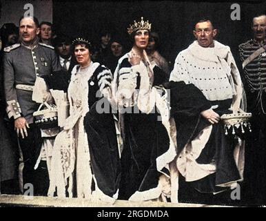 Couronnement du roi George VI Le vicomte et la vicomtesse Arbuthnott et le comte et la comtesse de Yarborough attendent que leur voiture arrive à la cérémonie. Une averse torrentielle a ensuite signifié qu'une grande partie des 7500 invités de l'abbaye de Westminster ont été laissés bloqués en attendant des voitures jusqu'à cinq heures après la fin de l'événement. Banque D'Images