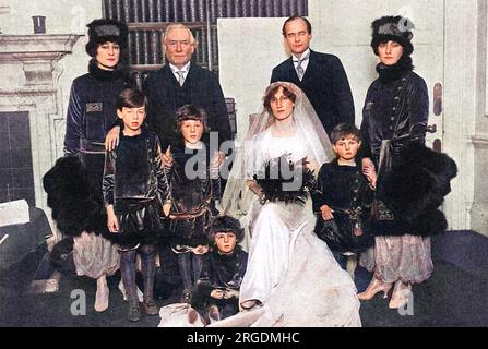 Groupe de mariage au mariage de Violet Asquith à Maurice Bonham-carter. Helen Violet Bonham carter, Baroness Asquith de Yarnbury, DBE (15 avril 1887 û 19 février 1969) était un politicien et un diariste britannique. Elle était la fille de H. H. Asquith, premier ministre de 1908û1916, et plus tard elle-même est devenue active dans la politique libérale, étant un adversaire de premier plan de l'apaisement, se tenant pour le Parlement et étant devenue un pair à vie. Elle a également été impliquée dans les arts et la littérature. Ses agendas éclairant couvrent le mandat de son père avant et pendant la première Guerre mondiale et continuent jusqu'en 1960s. Elle était un c Banque D'Images