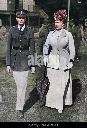 La reine Mary photographiée avec son troisième fils, le prince Henry, futur duc de Gloucester, au Collège militaire royal de Camberley, Surrey, où ce dernier était cadet. Banque D'Images