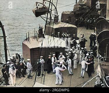 Les heures de loisirs de Jack en temps de guerre animées par les tensions de la bande du navire. Les marins britanniques sur un navire non identifié apprécient de se détendre à bord en dansant. Banque D'Images