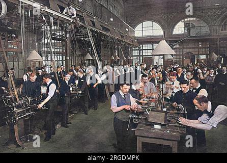 Les hommes des derniers groupes Derby sont entraînés au travail de munitions. Les groupes de Derby étaient des hommes qui avaient attesté avant la fin de 1915, se présentant pour se joindre si nécessaire. Lord Derby est directeur du recrutement pour la Grande-Bretagne en 1915 et ministre de la Guerre de 1916 à 1918. Derby introduisit une politique de recrutement volontaire appelée Derby Scheme, mettant l'accent sur le recrutement de travailleurs des mêmes bureaux ou usines dans des bataillons, connus sous le nom de Pals. Banque D'Images