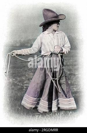 Une travailleuse de guerre, Miss Poppette Ginnette, qui était autrefois coureuse de cirque, vue avec un lasso, dans son rôle aidant son père à briser des chevaux de l'armée dans la banlieue londonienne pendant la première Guerre mondiale. Banque D'Images