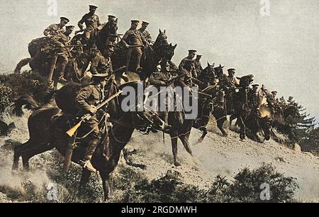 Les troupes montantes britanniques travaillent en avant sur un pays accidenté en 1916. Banque D'Images