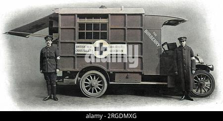 Une soupe populaire à moteur présentée à la Société de la Croix-Rouge par MM. Burberry's de Haymarket en 1915. Le véhicule était « de conception très compacte et facile à utiliser » et avait été « fabriqué selon une spécification spéciale approuvée par la Société et supervisée par l'ingénieur du R.A.C. ». La légende indique que, « jusqu'à présent, le titre montré sur la voiture, « The Burberry », n'a été associé qu'aux couches de finition résistantes aux intempéries de Teh Firm ». La firme, bien sûr, a également fourni l'indispensable trench coat pour les officiers pendant la Grande Guerre. Banque D'Images