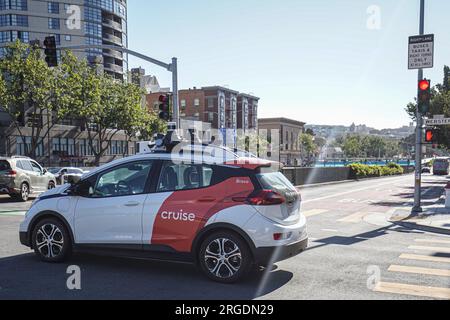 Un taxi sans conducteur de Cruise est vu sur la route de San Francisco. Dans la matinée du 7 août, la San Francisco taxi Workers Alliance organise une manifestation devant le siège de la California public Utilities Commission à San Francisco, s'opposant avec véhémence à l'expansion des flottes de voitures sans conducteur dans la ville. Avec une détermination passionnée, les manifestants se rassemblent pour exprimer leur forte dissidence contre la présence de deux compagnies, Waymo et Cruise, fournissant des services de passagers commerciaux sans conducteur. Les inquiétudes résonnent profondément alors que les manifestants se rassemblent contre la menace perçue pour les liv Banque D'Images