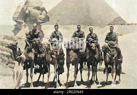 Des officiers de l’unité de Camelry photographiés posèrent sur leurs montures, devant le Sphinx et les pyramides de Gizeh pendant la première Guerre mondiale. De gauche à droite, le capitaine H. S. Scott, le lieutenant Ward, le lieutenant H. Thompson, le lieutenant A. L. Elliott et le lieutenant Swindlehurst. Banque D'Images