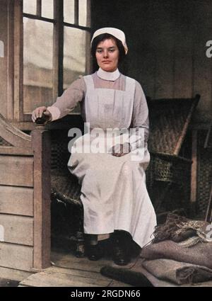 Lady Iris Mary Athenais de Vere Capell (1895-1977), fille aînée de George Devereaux de Vere Capell, 7e comte d'Essex et de son épouse américaine, Adela Beach Grant, photographiée en uniforme infirmier à l'hôpital Watford en attendant l'arrivée des soldats blessés. Iris sort débutante en 1913 et fréquente l'Université d'Oxford. Elle ne s'est jamais mariée. Banque D'Images