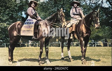 Les sœurs irlandaises, Miss Winifred et Ivy Mulroney, montent ensemble à Hyde Park, à Londres, pour recruter des hommes pour l'armée de Lord Kitchener en septembre 1914. La bannière sur un cheval dit, "n'hésitez pas - à armes - pour King & Country." Banque D'Images